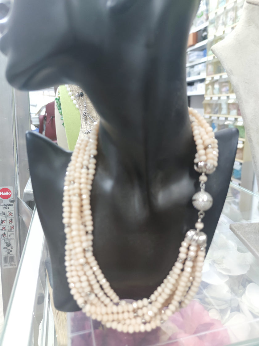 Short multi-layer necklace with glass beads in beige tones