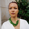 Short multilayer necklace with green glass beads