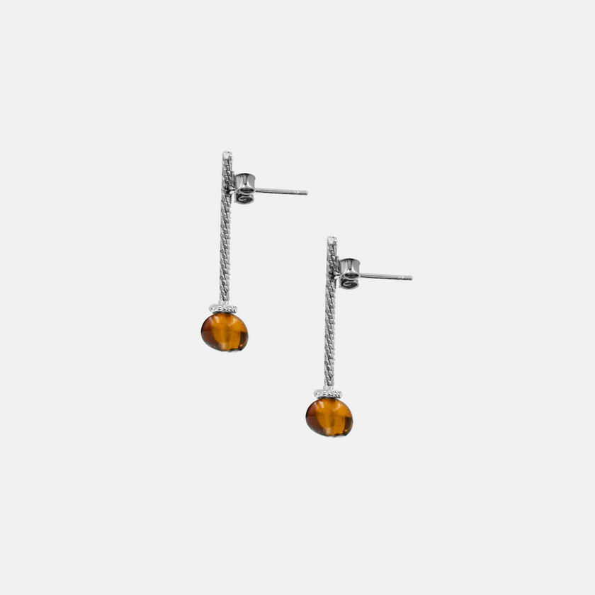 עגילי Amber Glow מזהב 14 קראט הם הרבה מעבר לעגילים – הם חוויה. אבן הענבר בוהקת בגוונים של כתום זהוב, משתנה עם האור ומחייה את הפנים בזוהר טבעי ומעודן.
העיצוב נקי, מדויק ונשי, כזה שמכבד את האבן ולא מתחרה איתה. הענבר ידוע כאבן של חיבור פנימי, יציבות ואנרגיה נשית רכה, והזהב הלוהט מעניק לו מסגרת של על-זמניות. מתאים לכל סגנון – מקז'ואל אלגנטי ועד לוק ערב מלא סטייל.