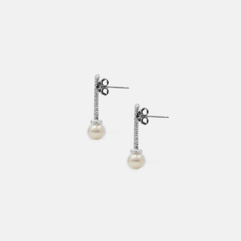 Pearl Grace הוא יותר מעגיל – הוא אמירה. עגילי זהב לבן 14K עם פנינה אמיתית, בעיצוב קלאסי עם טוויסט מודרני. כל פרט בעגיל נבחר בקפידה, מהמתכת האצילית ועד לגימור הנקי שמדגיש את הזוהר הטבעי של הפנינה.
הפנינה נחשבת לסמל של נשיות שלמה, של רוך שמגיע מבפנים ושל חיבור רגשי עמוק. תכשיט שלא עובר אופנה, שמתאים לכל סגנון לבוש ויוצר נוכחות רגישה ומדויקת.