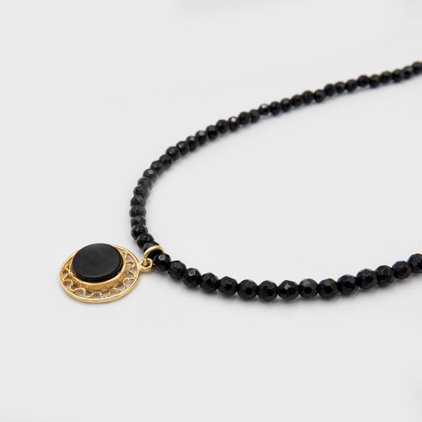 Necklace with onyx pendant