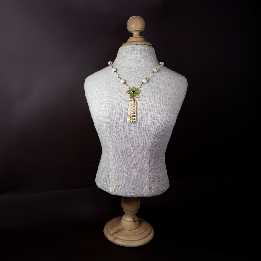 Pearl necklace with flower pendant