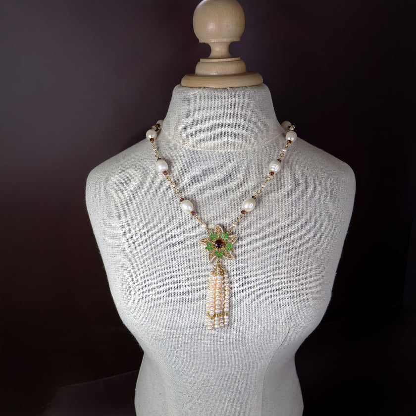 Pearl necklace with flower pendant