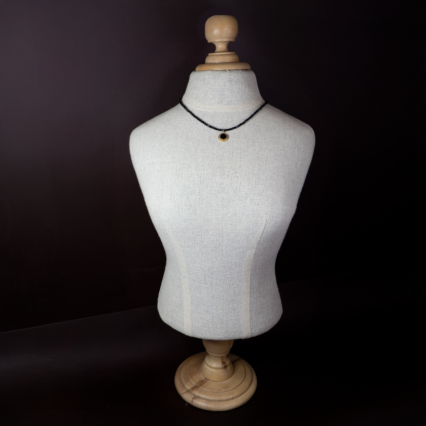 Necklace with onyx pendant