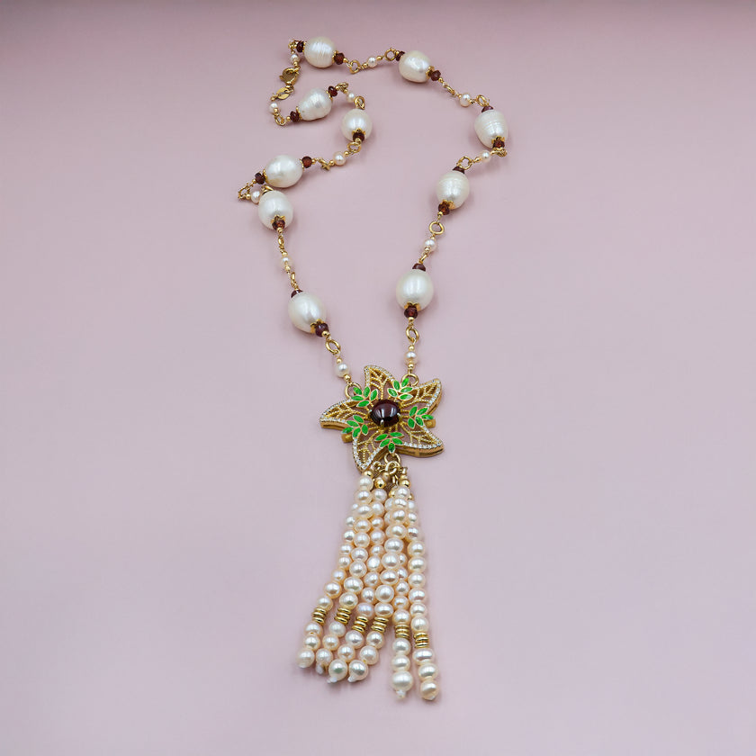 Pearl necklace with flower pendant