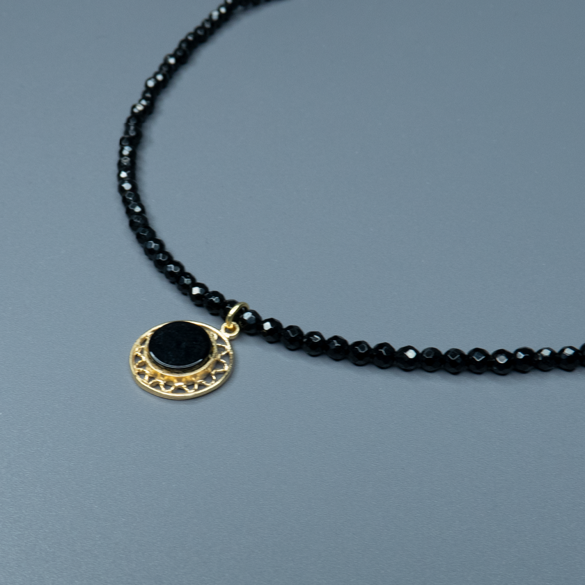 Necklace with onyx pendant