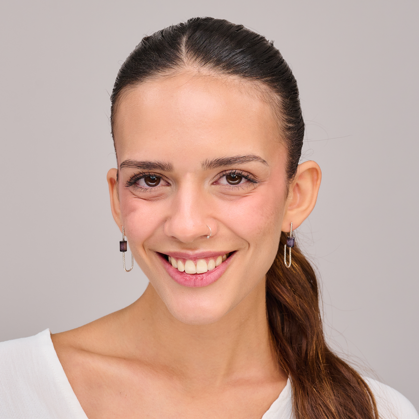 עגילים בעבודת יד עם אגת סגול – תכשיט שכולו טבע, אמנות וסטייל. האבן הסגולה מוסיפה תחושת מיסטיות ורוגע, והעיצוב מתאים לנשים שמעריכות פריטים עם משמעות. תוספת מושלמת לקופסת התכשיטים שלך – קליל, נוח, ומלא חן.