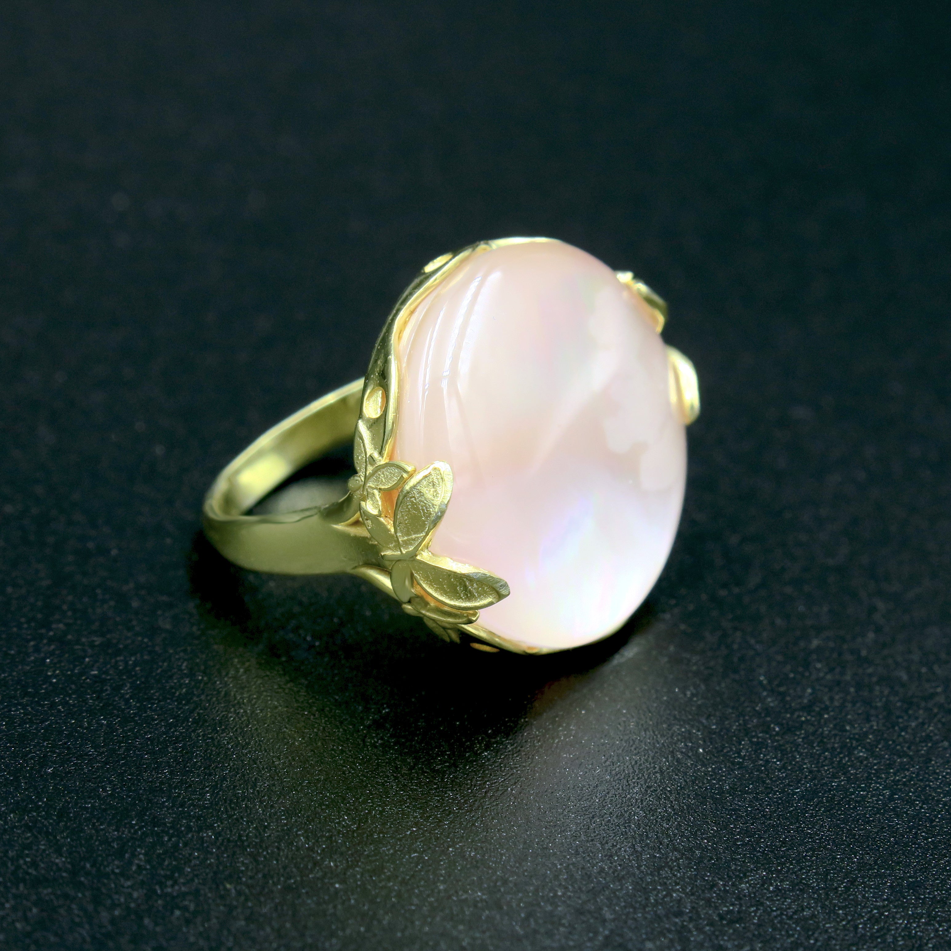 טבעת כסף עם אם פנינה בגוון ורוד עדין