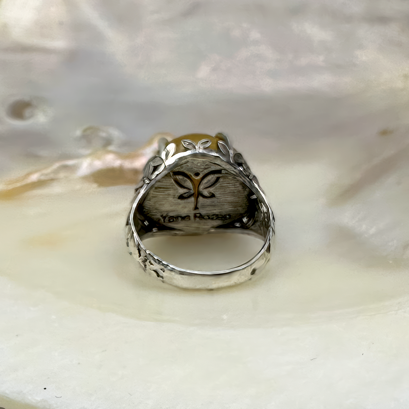 טבעת כסף בשלוב אבן ענבר חצי שקוף ואופל