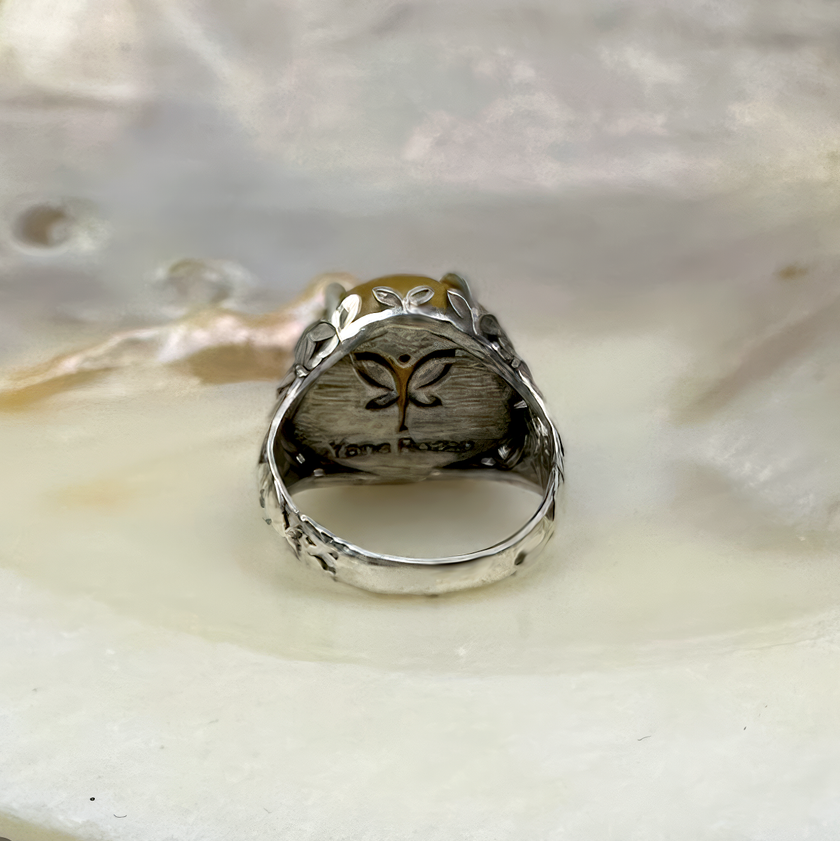 טבעת כסף בשלוב אבן ענבר חצי שקוף ואופל