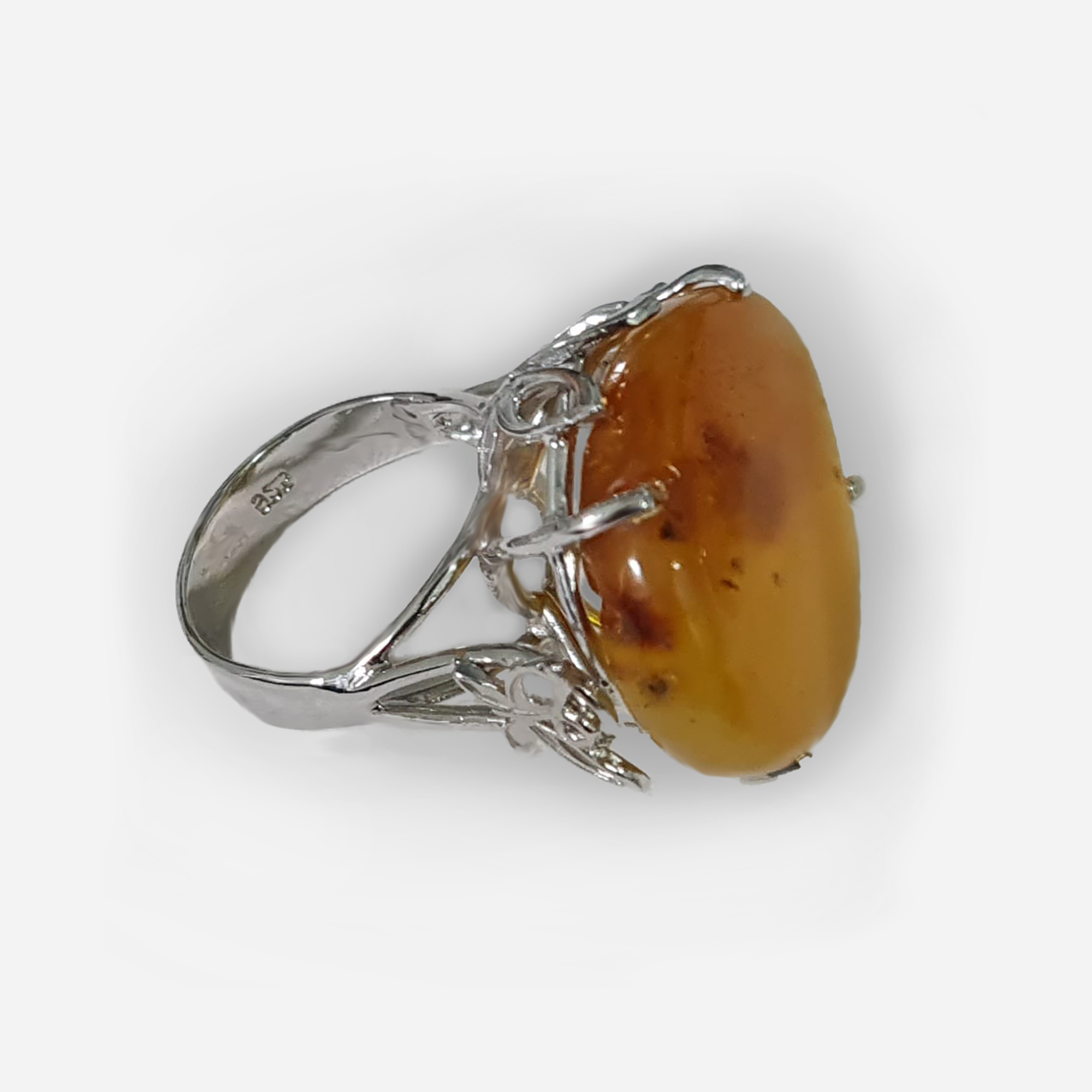 טבעת כסף גדולה בשלוב אבן ענבר