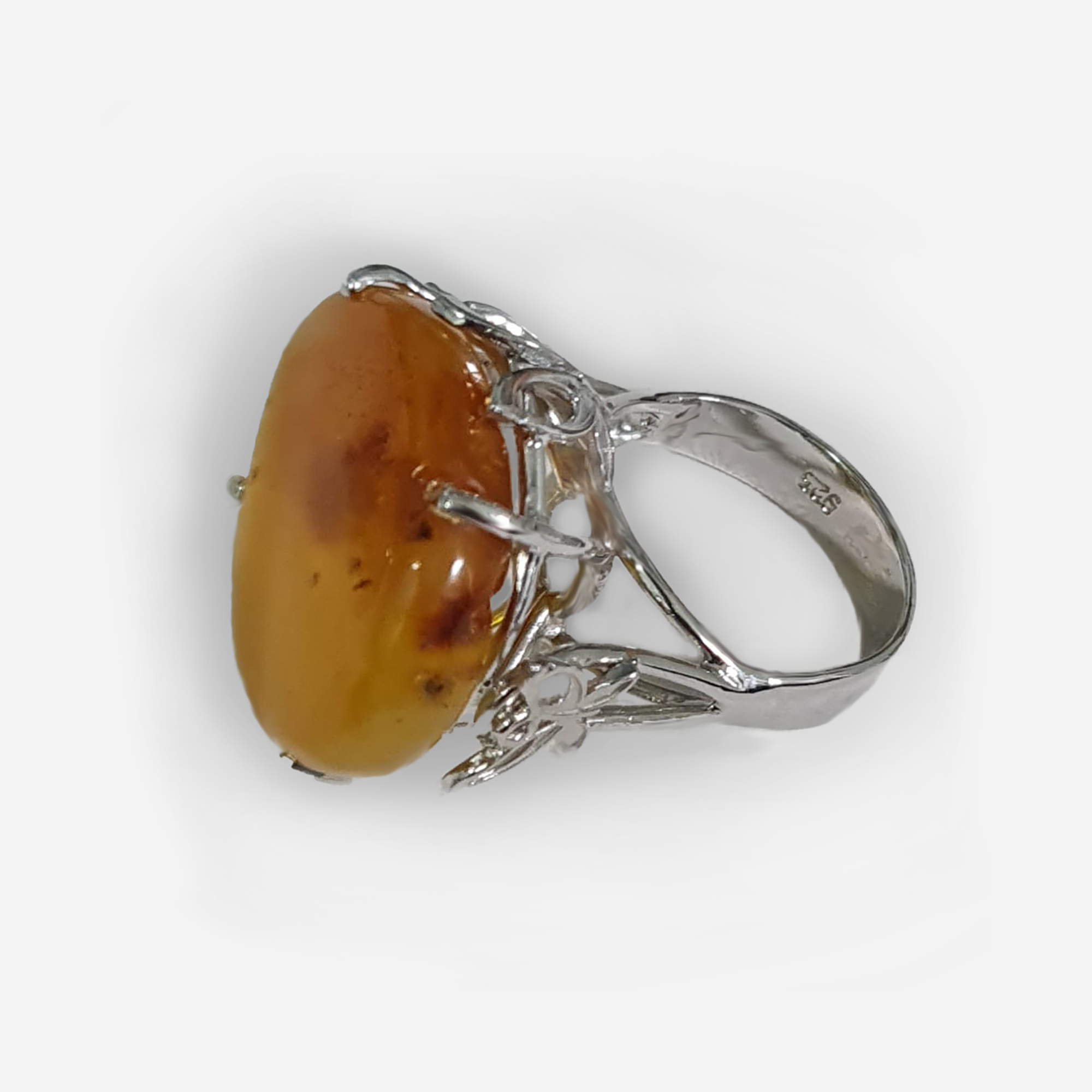 טבעת כסף גדולה בשלוב אבן ענבר