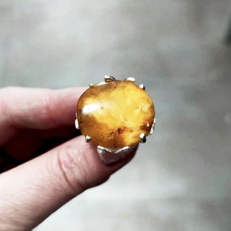 טבעת כסף גדולה בשלוב אבן ענבר