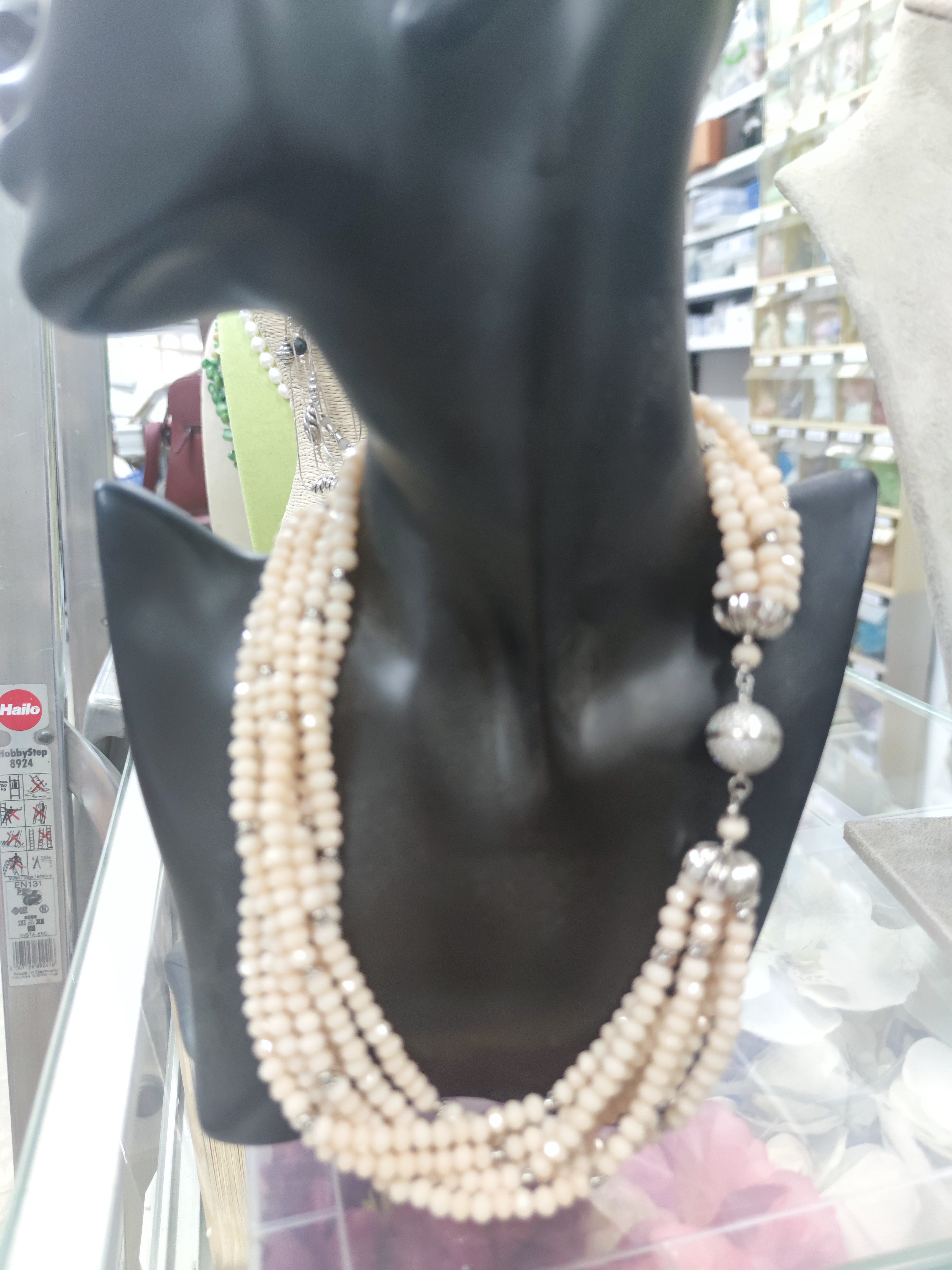 שרשרת רב-שכבתית קצרה מחרוזי זכוכית בגווני בז