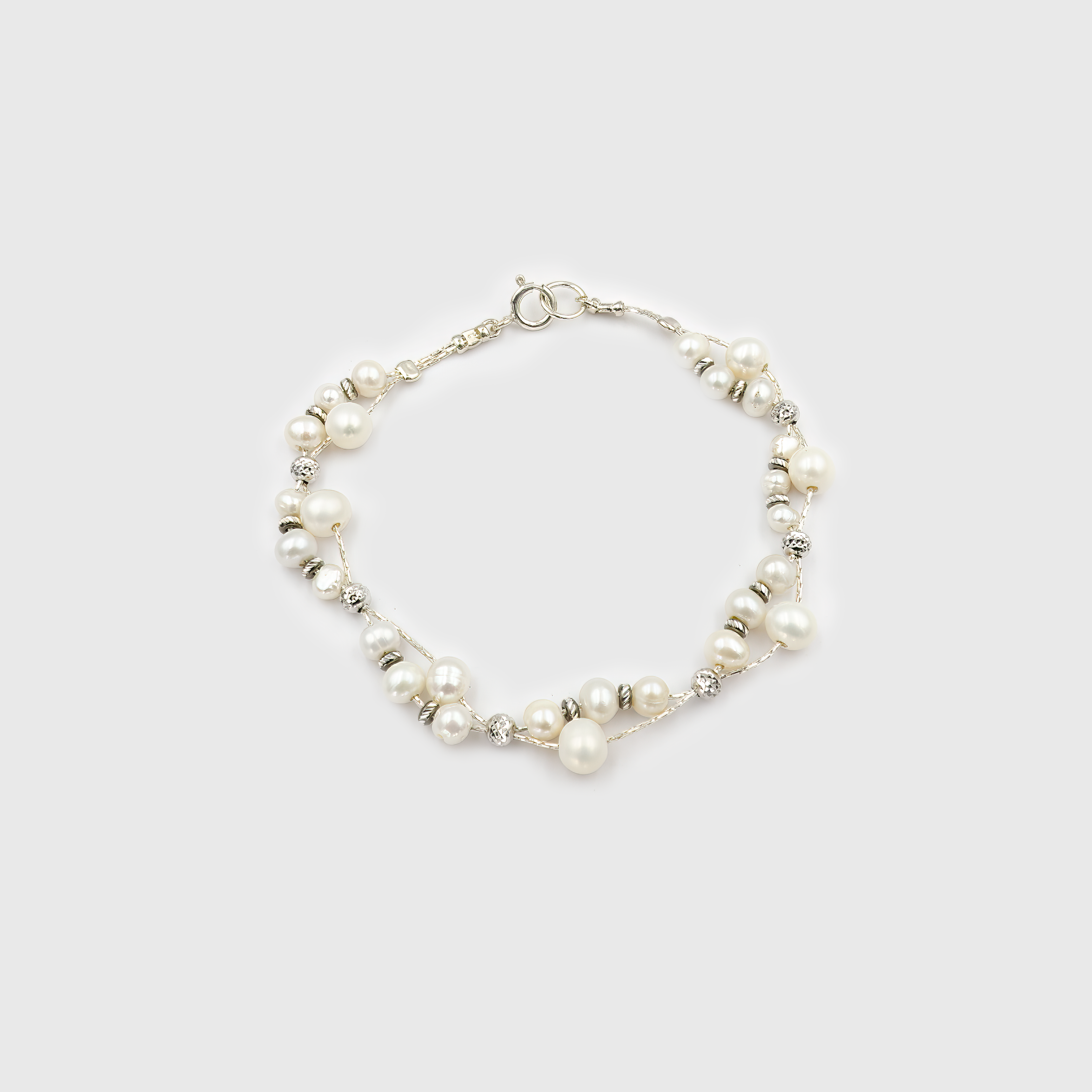 צמיד כסף בעיצוב ייחודי עם פנינה לבנה טבעית – תכשיט קלאסי עם נגיעה מודרנית, מושלם לכלה ביום חתונתה. הצמיד שומר על קו עדין ואלגנטי, עם נוכחות מרשימה אך לא משתלטת. הפנינה מסמלת טוהר, אהבה ונשיות, והופכת את הצמיד למתנה עם משמעות. מתאים גם כמתנה לחתונה, לאירוסין או ליום מיוחד. תכשיט מלא סטייל ורגש, בעבודת יד מוקפדת, שישאיר זיכרון מתוק מהיום הגדול.

