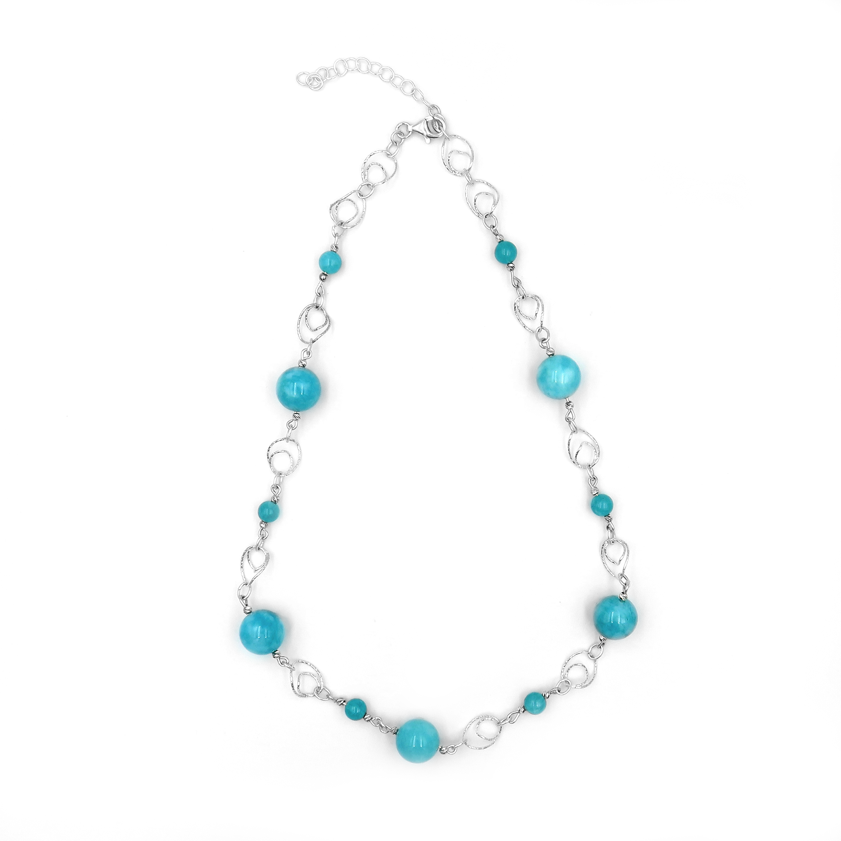 שרשרת כסף בעבודת יד עם אבני לרימר טבעיות – תכשיט שמקרין שלווה וטוהר. הלרימר, בגווני תכלת וענני לבן, יוצר עיצוב שמזכיר נשימה עמוקה. כל אבן מביאה איתה טקסטורה עדינה של מים ושמים, מה שהופך את התכשיט למראה על־זמני מלא נחת. העיצוב הנקי של השרשרת מאפשר ללרימר לבלוט – והכסף משתלב כרקע שקט ומחמיא. מתאים לנשים שאוהבות תכשיט שהוא כמו נשימה על העור.