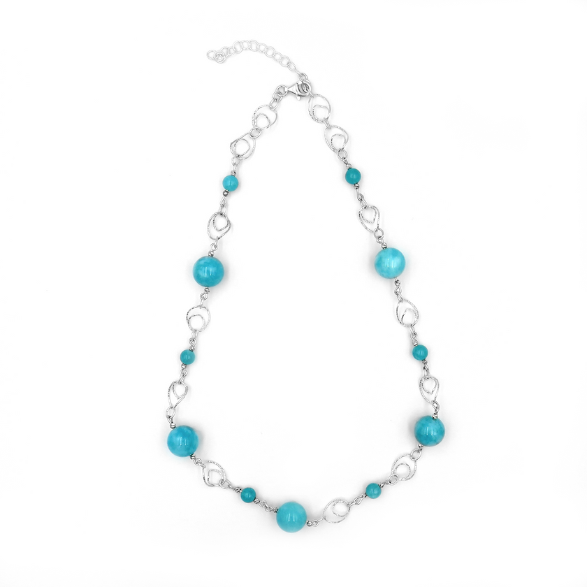 שרשרת כסף בעבודת יד עם אבני לרימר טבעיות – תכשיט שמקרין שלווה וטוהר. הלרימר, בגווני תכלת וענני לבן, יוצר עיצוב שמזכיר נשימה עמוקה. כל אבן מביאה איתה טקסטורה עדינה של מים ושמים, מה שהופך את התכשיט למראה על־זמני מלא נחת. העיצוב הנקי של השרשרת מאפשר ללרימר לבלוט – והכסף משתלב כרקע שקט ומחמיא. מתאים לנשים שאוהבות תכשיט שהוא כמו נשימה על העור.