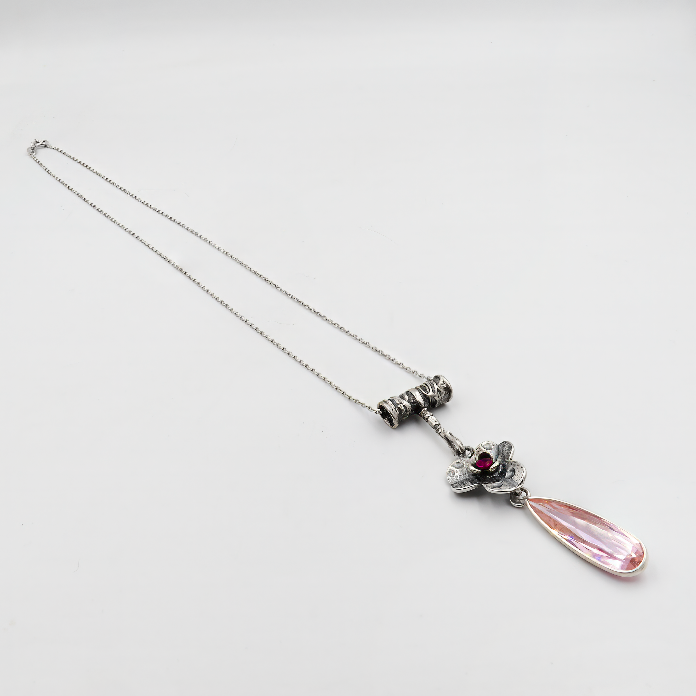 שרשרת עדינה וייחודית בסגנון רטרו, עם תליון כסף מעוטר בפרח תלת־ממדי ואבן ורודה כהה במרכזו. מטה ממנו נמתחת טיפה מוארכת בגוון שקוף ורדרד, המוסיפה מימד של תנועה וזרימה. העיצוב כולו משלב אלמנטים נשיים עם טאץ' אמנותי, ומתאים למראה ערב אלגנטי או כלה שמחפשת תכשיט לא שגרתי. מתאים גם כמתנה לנערה רומנטית ולחובבת עיצוב עם ניחוח מהעבר.

