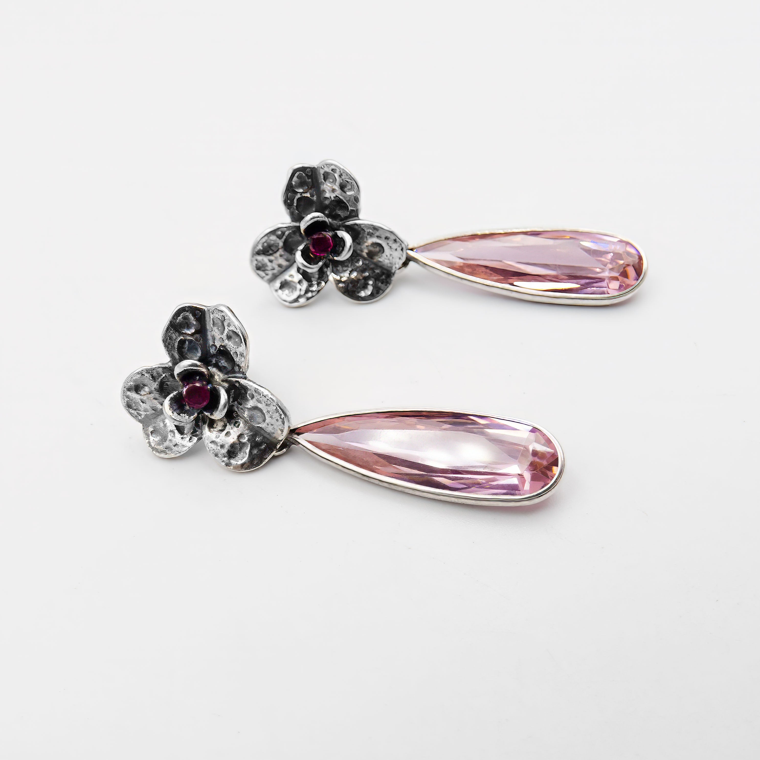 עגילי פרח סחלב ורוד, בעיצוב נשי ועדין שמעניק תחושת רוך, פריחה והתחדשות. תכשיט שמשלב אלמנטים טבעיים עם סטייל מודרני ומתאים לכל גיל.