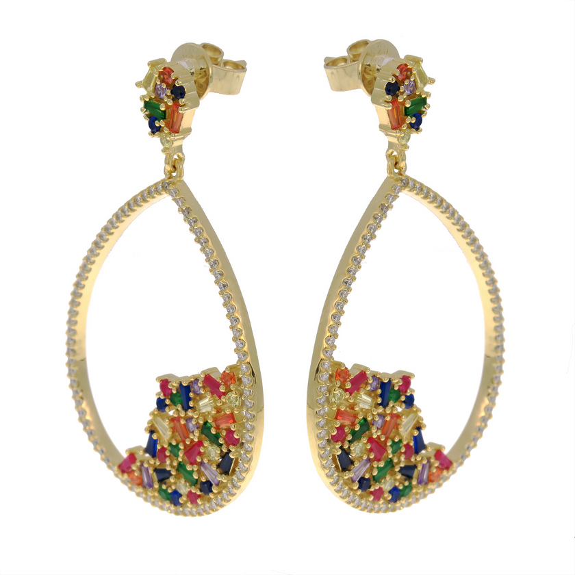 עגילי ערב בעיצוב נשי, יוקרתי וקלאסי – כסף בציפוי זהב בגימור מבריק, עם שיבוץ קריסטלים בגוני מולטיקולור שמוסיפים אור, צבע ויוקרה. עגילים שמחמיאים לתווי הפנים ומעניקים לכל הופעה טאץ׳ של אצילות וזוהר נעים – מתאימים לאירוע, לחתונה או לדייט חשוב.
#עגילים_לאירועים #תכשיטים_בציפוי_זהב #תכשיטי_קריסטלים #תכשיטים_מעודנים #סטייל_נשי_חגיגי #עגילים_מיוחדים