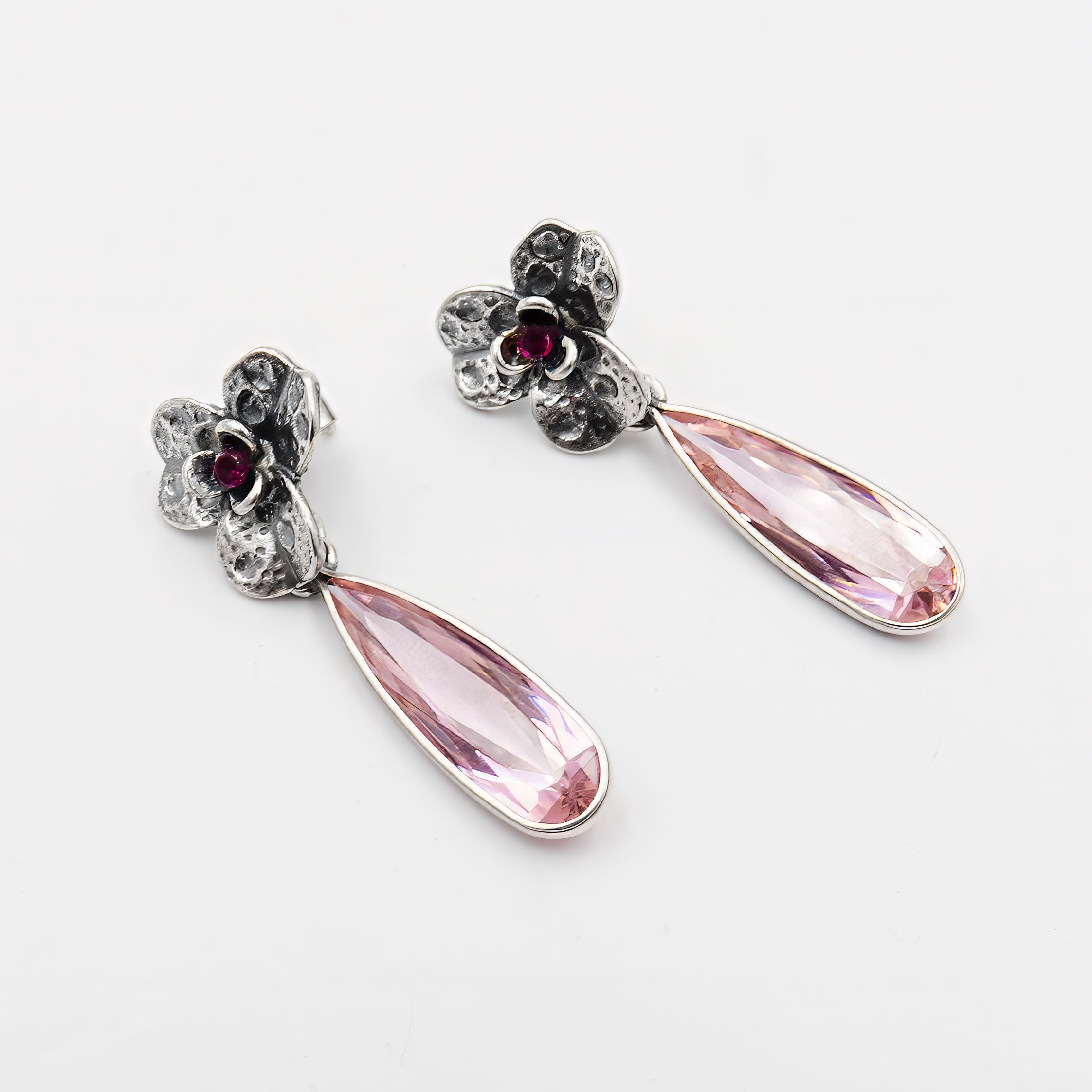 עגילים אלגנטיים בעבודת יד עם מוטיב של סחלב ורוד, משלבים צבע פסטלי עדין עם קווים רכים וזורמים, לתכשיט נשי, מרגש ומלא סטייל.