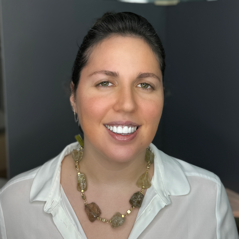 שרשרת כסף עדינה ואלגנטית, משובצת בטופז קריסטלי מבריק לצד סיטרין בגוון שמש – השתקפות של אור טבעי ותנועה. האבנים נבחרו בקפידה ליצירת פלטה חמה של אור וקריסטל, עם מעבר עדין בין צהוב לימוני לניצוץ קריסטלי צלול. העיצוב שואב השראה מהטבע ומהאור, ומדגיש את האופי הבהיר והמרענן של שתי האבנים. זוהי שרשרת שמתאימה ללבוש יומיומי מלא סטייל וגם לרגעים חגיגיים – נוכחות חיובית ונעימה בכל הופעה. מתאימה למי שאוהבת תכשיטים עם נוכחות עדינה אך מוארת, אנרגיה חיובית ואסתטיקה שמשדרת שמחה.