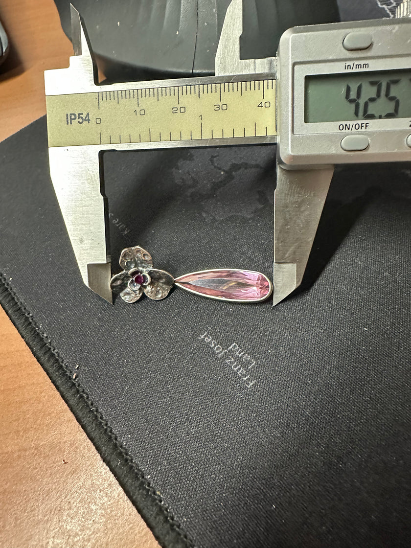 עגילים תלויים עם פרחי סחלב ורודים בגימור מבריק ורך, תכשיט בעבודת יד שמשדר שלווה, טבעיות ותחכום – תוספת צבעונית ומלאת חן לכל הופעה.