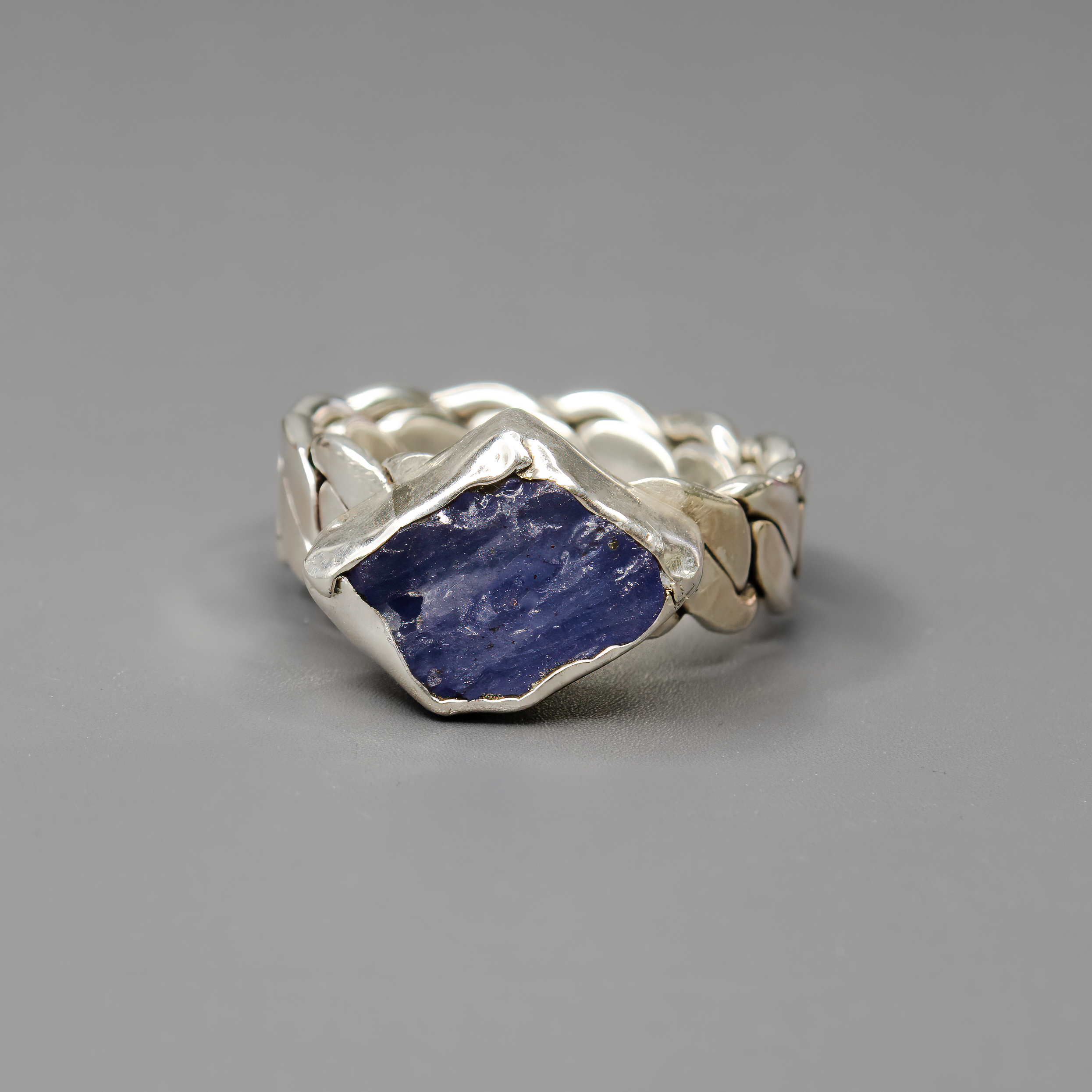 טבעת כסף עם טנזנייט בצורה גולמית