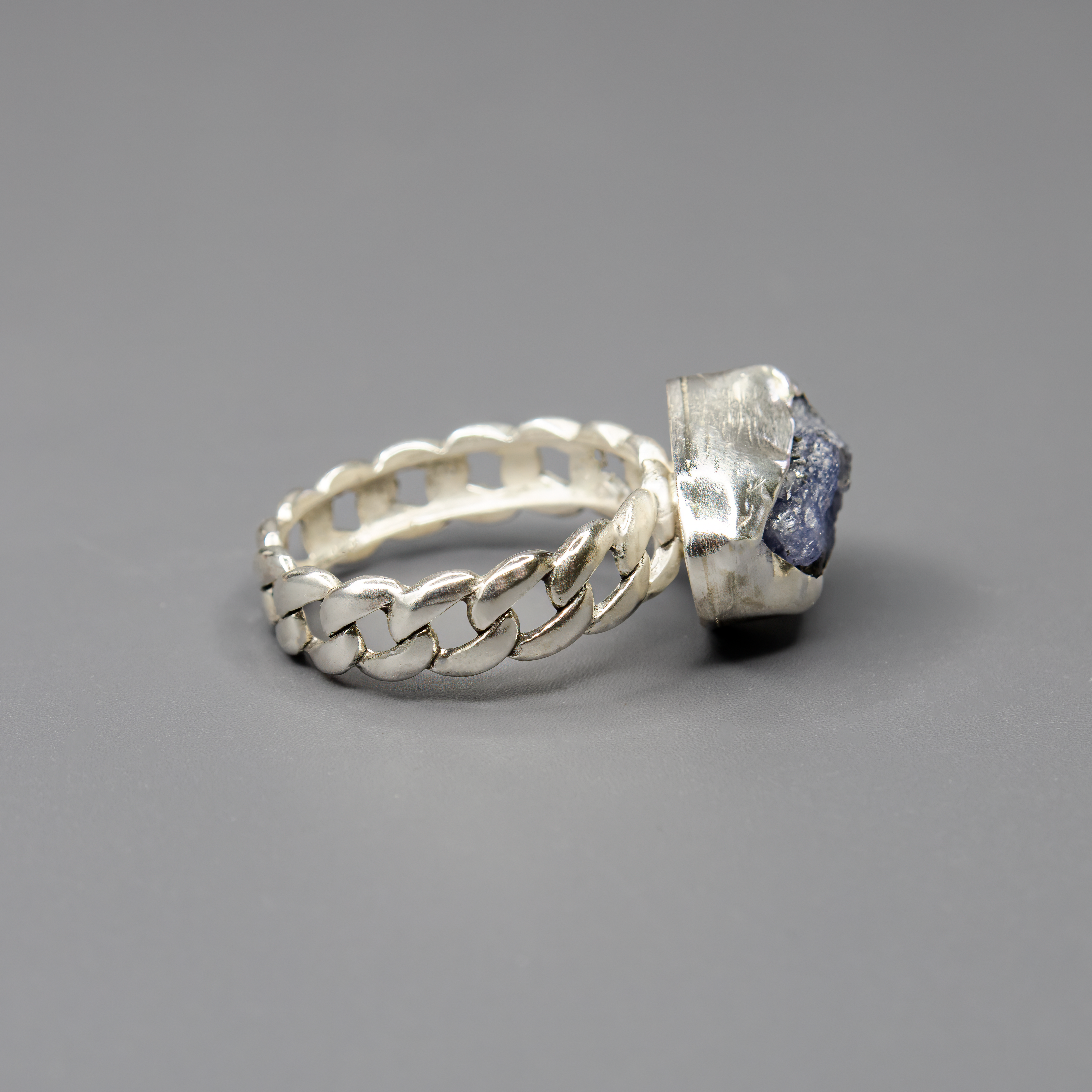 טבעת כסף עם טנזנייט בצורה גולמית