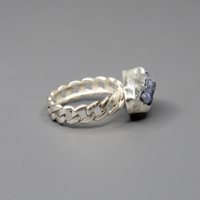 טבעת כסף עם טנזנייט בצורה גולמית