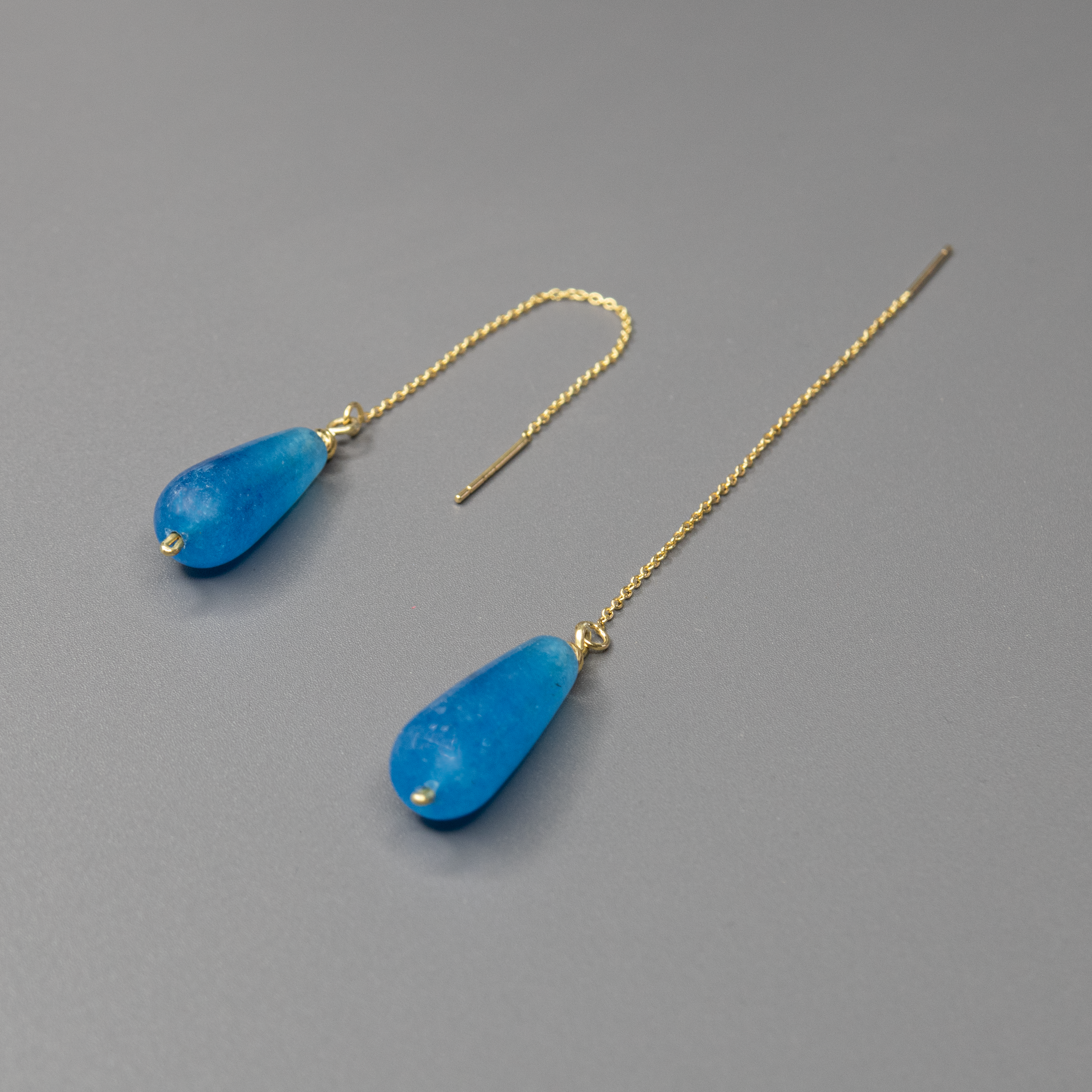 עגילי שרשרת עם אבן אגת כחולה – כל אבן בעלת מרקם ודוגמה ייחודיים, בגוון המשתנה מאור לאור. העגילים מוסיפים תחושת זרימה ונשיות, ומתאימים למי שמחפשת תכשיט לא מתאמץ, אך כזה שמושך תשומת לב בזכות העומק והצבע של האבן.

