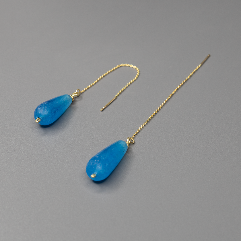 עגילי שרשרת עם אבן אגת כחולה – כל אבן בעלת מרקם ודוגמה ייחודיים, בגוון המשתנה מאור לאור. העגילים מוסיפים תחושת זרימה ונשיות, ומתאימים למי שמחפשת תכשיט לא מתאמץ, אך כזה שמושך תשומת לב בזכות העומק והצבע של האבן.

