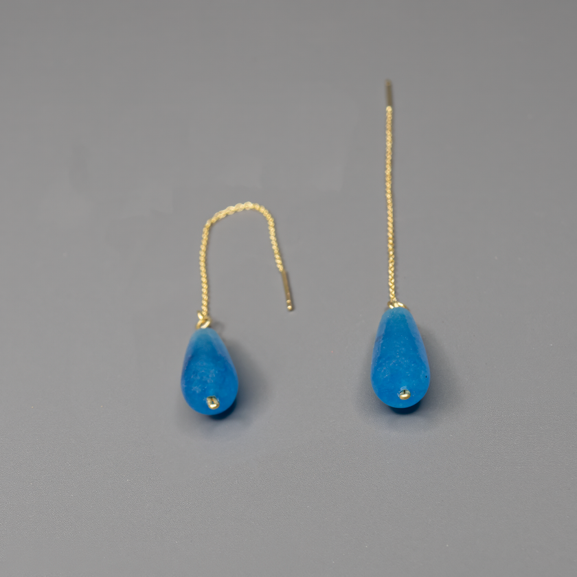 עגילים תלויים בעבודת יד עם אבן אגת טבעית בגוון כחול־אפרפר, בעלת דוגמה טבעית עדינה. השרשרת יוצרת תנועה מחמיאה, והאבן מעניקה תחושת שלוה, רוך ואלגנטיות פשוטה. תכשיט שמתאים לנשים שמעדיפות קלאסיקה רכה עם טאץ' של צבע.

