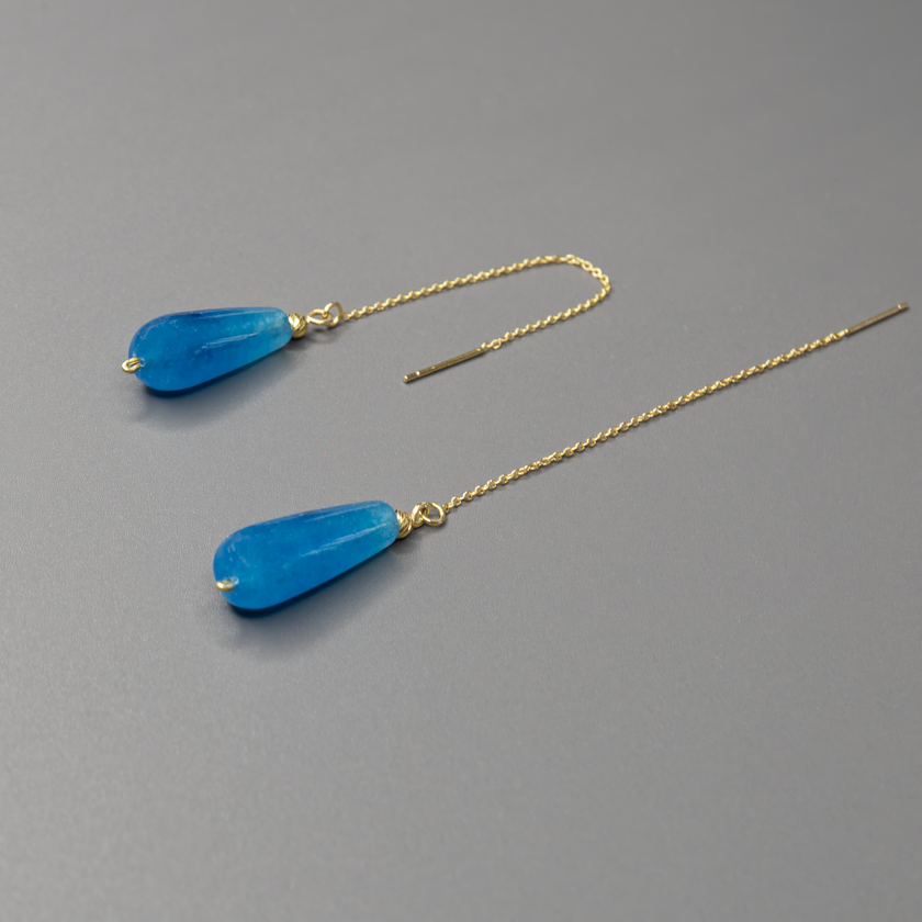 עגילים בעיצוב מודרני עם שרשרת כסף או זהב דקה ואגת כחולה בגוון עמוק של ים או שמיים. האבן מקרינה שלווה וריכוז פנימי, והעגילים עצמם קלילים אך בעלי נוכחות. מתנה נהדרת לאישה שאוהבת אסתטיקה פשוטה אך מרגשת.

