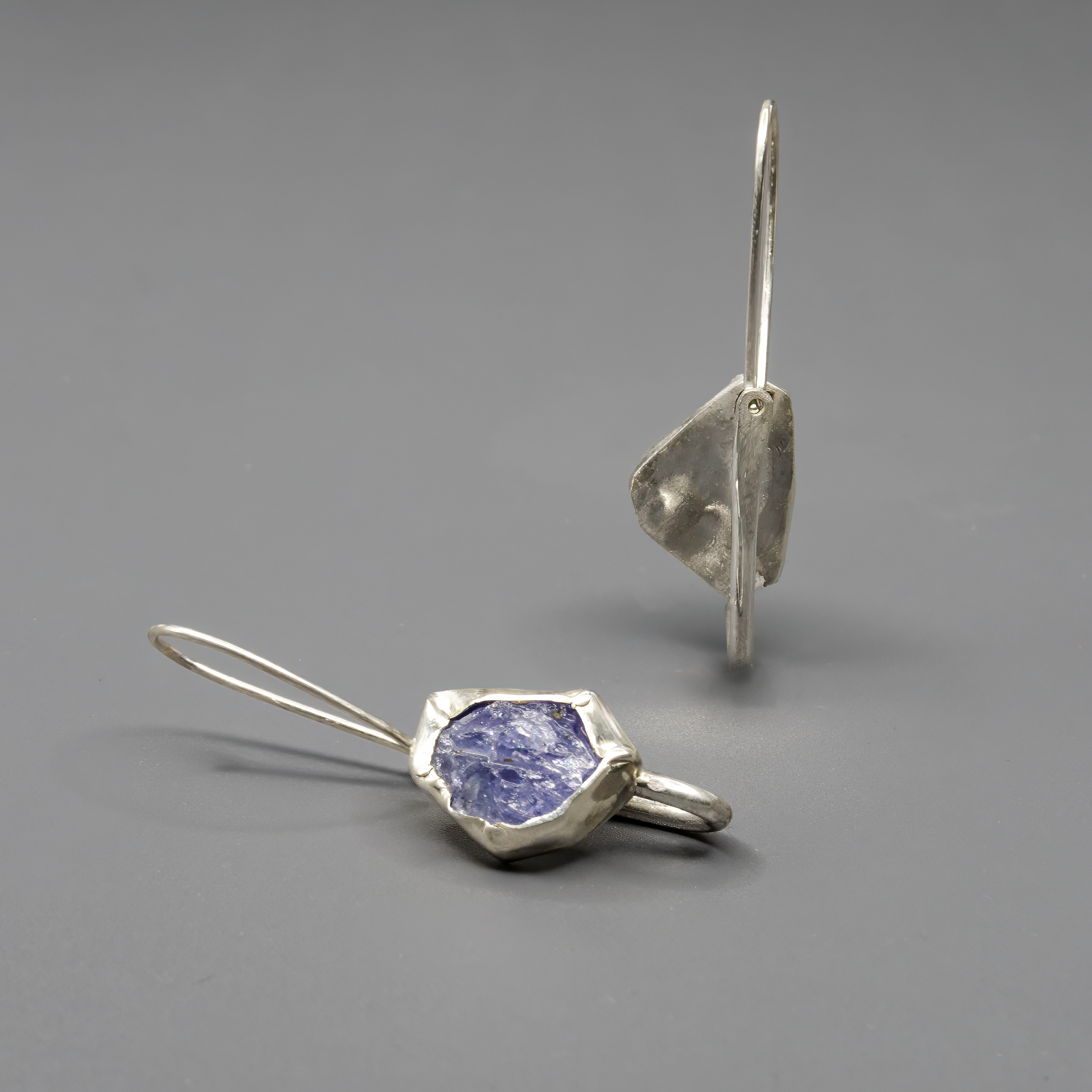 עגילי כסף עם טנזנייט טבעי בעבודת יד – תכשיט ייחודי שמשלב יוקרה שקטה עם גוון עמוק ומרשים. כל אבן משובצת בזהירות במסגרת כסף קלאסית שמבליטה את הברק של האבן. עיצוב קליל, אלגנטי ונשי. מתנה מושלמת לאוהבות תכשיטים עם משמעות, צבע נדיר ונגיעה אמנותית.

