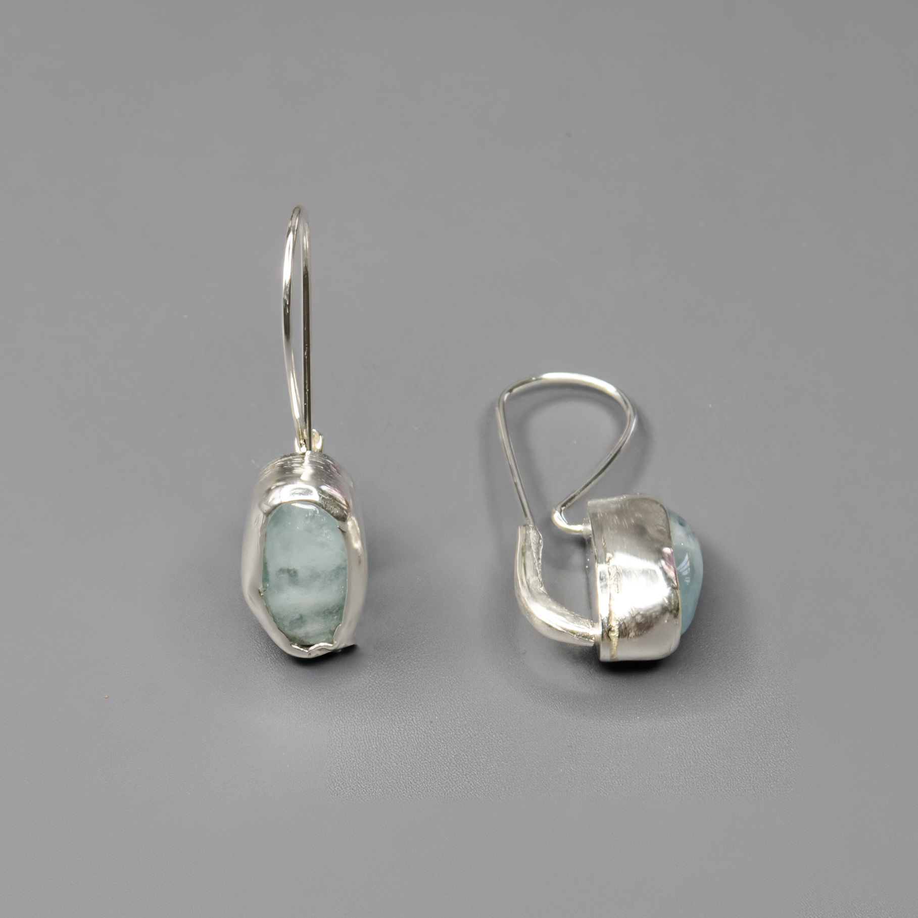 עגילים מכסף אמיתי עם אבן אקוומארין אמיתית – אבן עדינה ומרגיעה בגוון תכלת-כחלחל. עיצוב מינימליסטי בעבודת יד שמשלב טבע, רוך וסטייל. מושלם לנשים שמחפשות תכשיטים עם נוכחות שקטה ומשמעות. מתאים גם כמתנה אישית ומרגשת.

