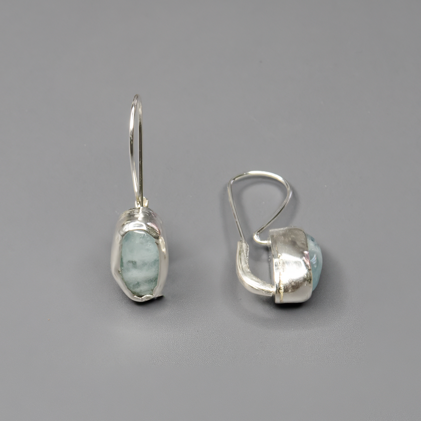 עגילים מכסף אמיתי עם אבן אקוומארין אמיתית – אבן עדינה ומרגיעה בגוון תכלת-כחלחל. עיצוב מינימליסטי בעבודת יד שמשלב טבע, רוך וסטייל. מושלם לנשים שמחפשות תכשיטים עם נוכחות שקטה ומשמעות. מתאים גם כמתנה אישית ומרגשת.

