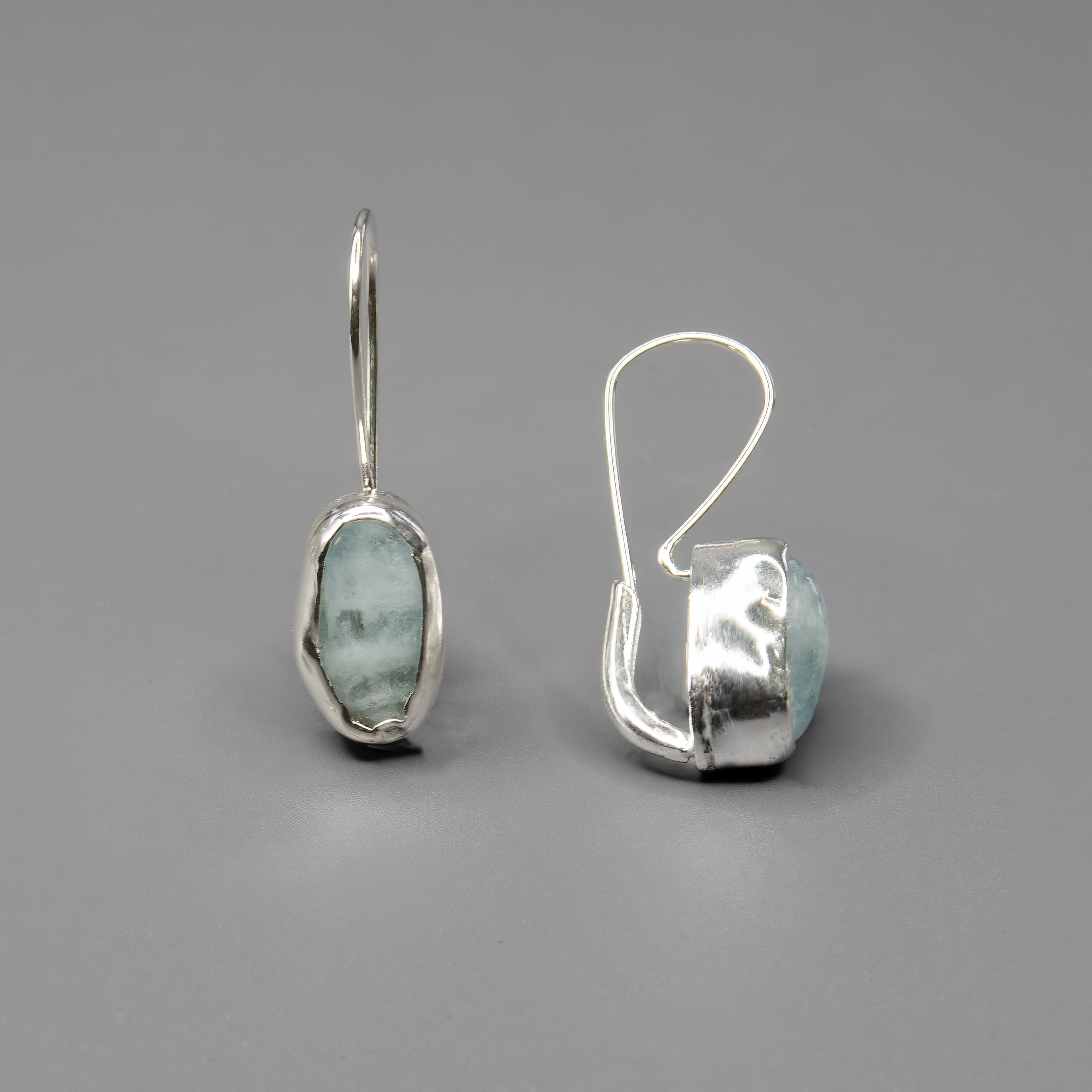 עגילי כסף בעבודת יד עם אבן אקוומארין אמיתית. האבן הכחולה-שקופה מוסיפה מגע עדין, נקי ורומנטי. תכשיט שמתחבר ליופי הפנימי ומשדר רוגע. מתאים לנשים שאוהבות טבע, תכשיטים בעלי נוכחות אלגנטית ומראה קלאסי שאינו חולף מהאופנה.

