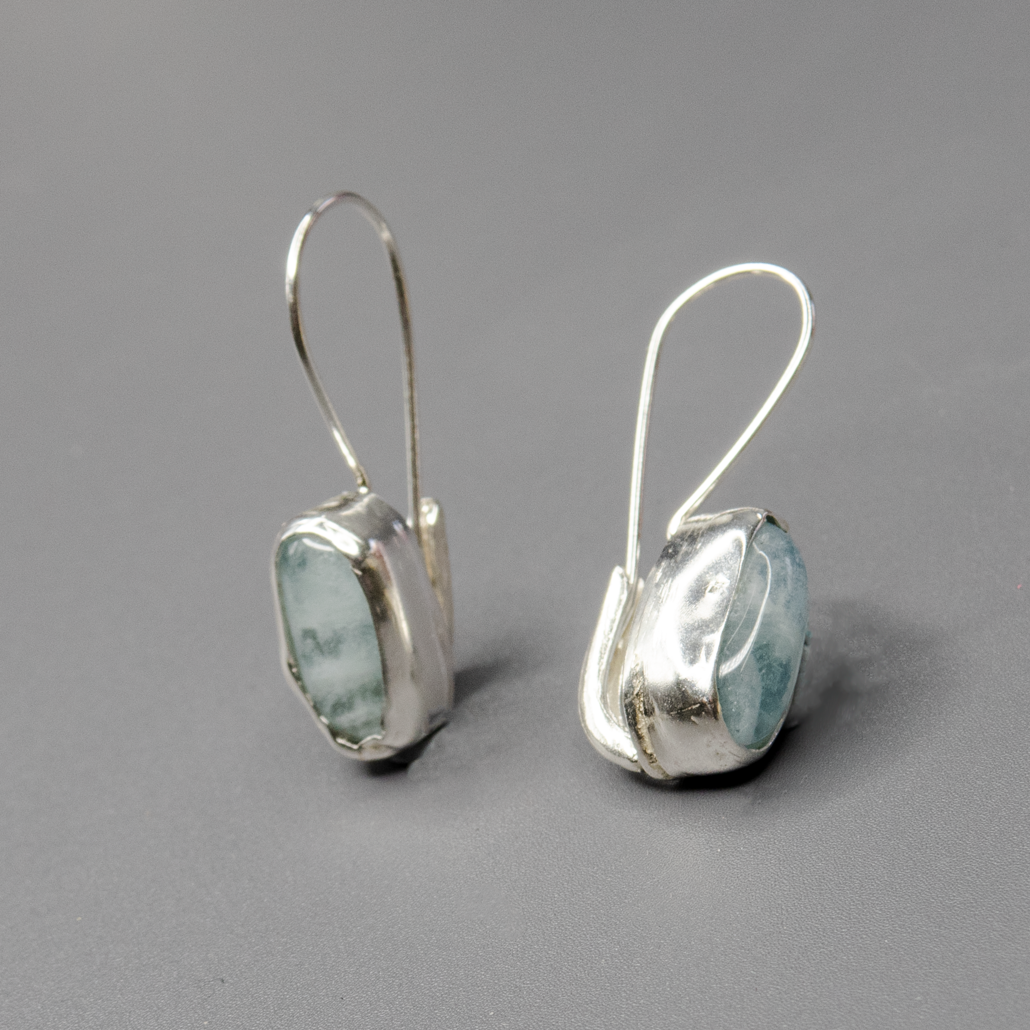 עגילים עדינים מכסף סטרלינג עם אבן אקוומארין אמיתית – תכשיט שמשלב חומר גלם טבעי בעיצוב נקי ומואר. הגוון התכול של האבן יוצר תחושת קלילות ורוך. מתאים לנשים שמחפשות תכשיט שמשלב איכות, אסתטיקה ושקט פנימי.

