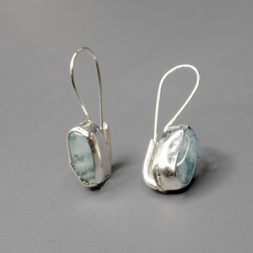 עגילים עדינים מכסף סטרלינג עם אבן אקוומארין אמיתית – תכשיט שמשלב חומר גלם טבעי בעיצוב נקי ומואר. הגוון התכול של האבן יוצר תחושת קלילות ורוך. מתאים לנשים שמחפשות תכשיט שמשלב איכות, אסתטיקה ושקט פנימי.

