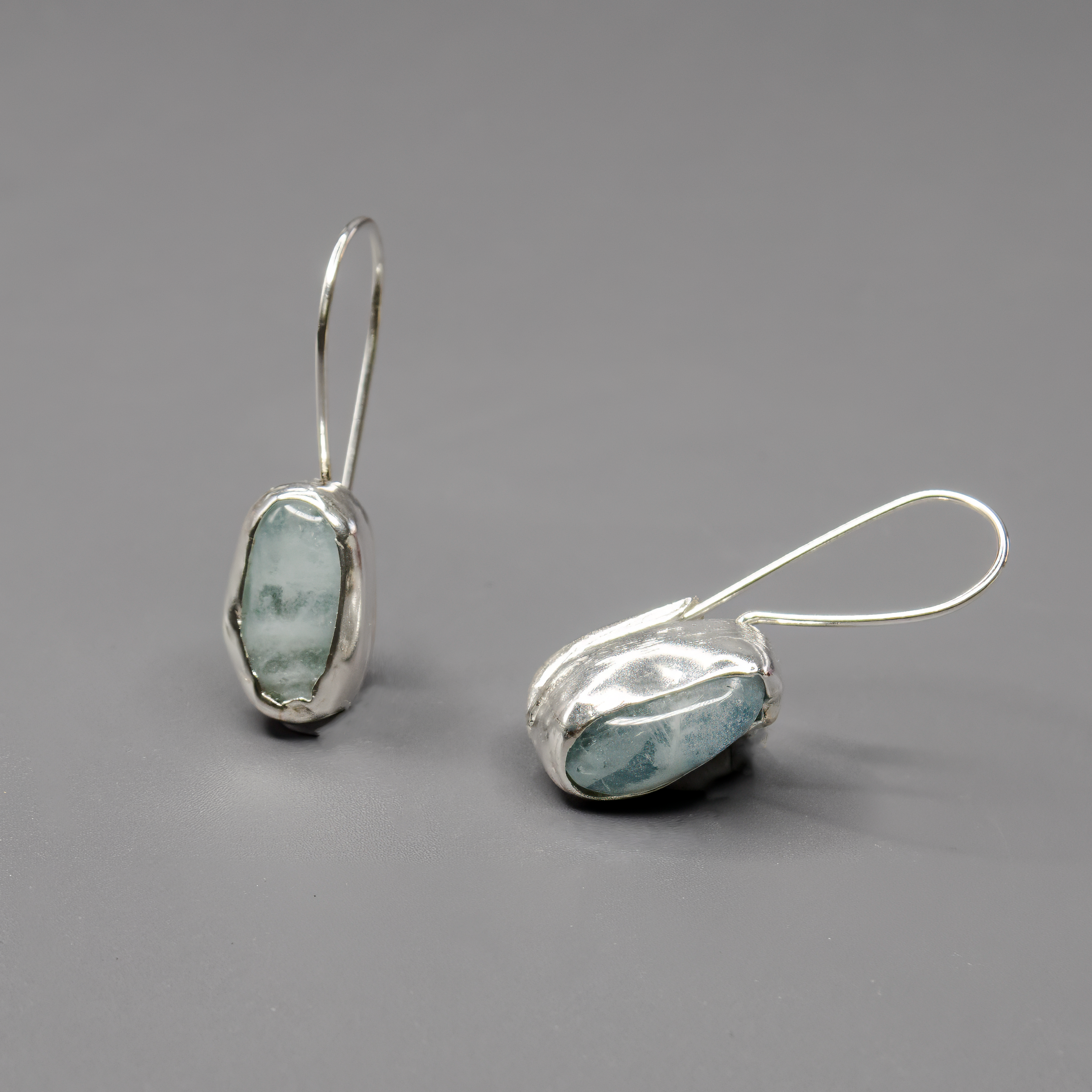 עגילים בעיצוב עדין מכסף סטרלינג עם אבן אקוומארין טבעית בגוון תכלת שקוף. עבודת יד מוקפדת שמשלבת בין יופי טבעי לקווים נקיים ואלגנטיים. האבן מוסיפה רוגע וברק רך, והעגיל מתאים ליום-יום או לערב שקט. מתנה מושלמת לנשים שאוהבות תכשיטים עם אופי רגוע ותחושת טוהר.

