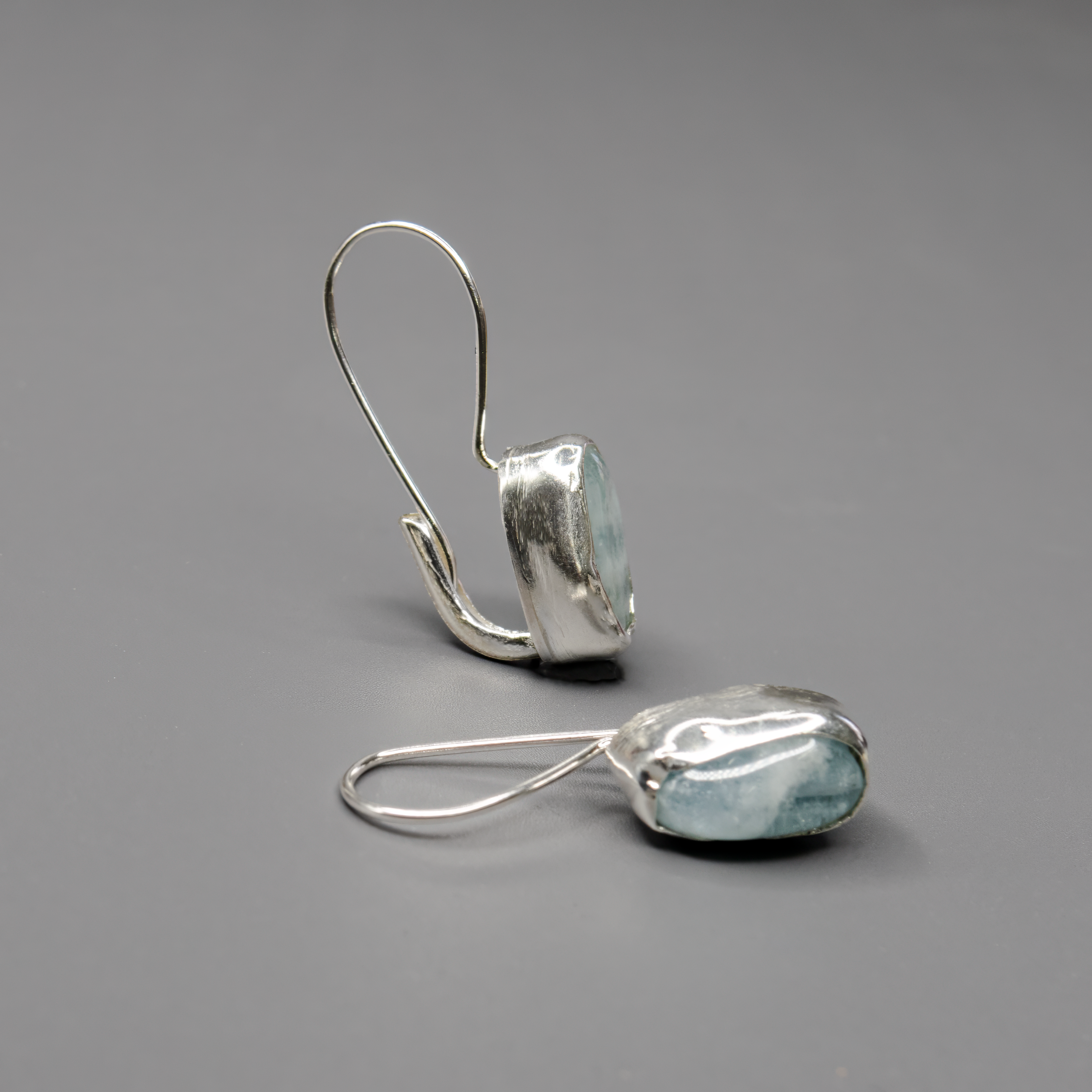 עגילים תלויים מכסף טהור עם אבן אקוומארין אמיתית, בגוון שמיים שקוף ורך. עיצוב בעבודת יד שמשלב טבע עם אלגנטיות שקטה. האבן מסמלת שלווה ואיזון רגשי. מושלמים לשימוש יומיומי או לערב רגוע עם מראה עדין, נשי ונעים.

