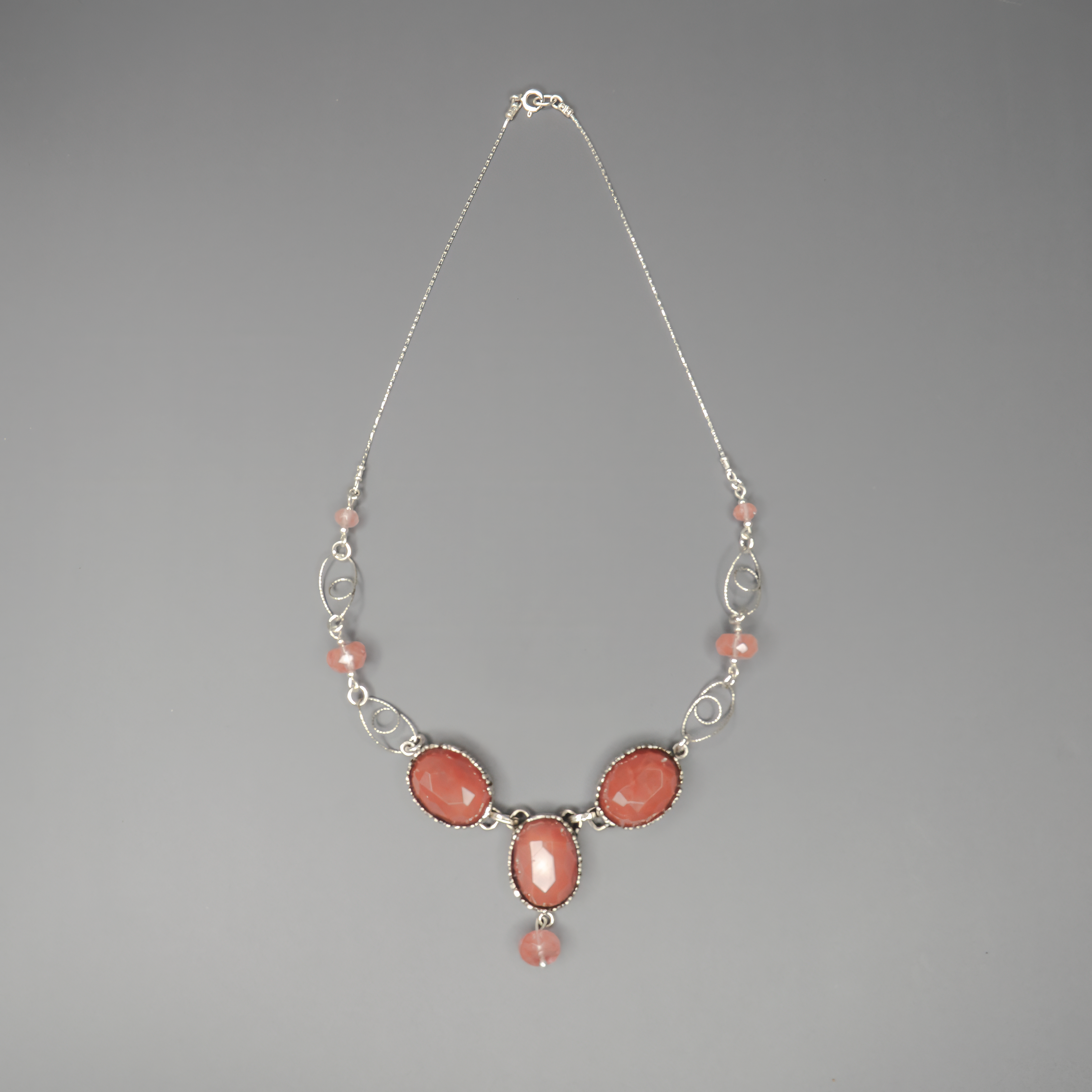 ענק מעוצב מכסף סטרלינג 925 בשילוב מדויק של צ'רי קוורץ ורדרד ואופלית עם אפקט צבע משתנה. האופליט מעניק עומק ואור משתנה בהתאם לזווית האור, בעוד שצ'רי קוורץ מוסיף גוון נשי ונעים לעין. העיצוב קליל אך מרשים, ויכול להשתלב נהדר גם באירועים וגם בלבוש יומיומי אלגנטי. תכשיט שמעורר תחושת הרמוניה, שלווה פנימית וסטייל. מתנה מושלמת למי שמחפשת משהו מקורי, עדין, אך מלא נוכחות.

