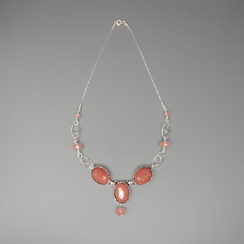 ענק מעוצב מכסף סטרלינג 925 בשילוב מדויק של צ'רי קוורץ ורדרד ואופלית עם אפקט צבע משתנה. האופליט מעניק עומק ואור משתנה בהתאם לזווית האור, בעוד שצ'רי קוורץ מוסיף גוון נשי ונעים לעין. העיצוב קליל אך מרשים, ויכול להשתלב נהדר גם באירועים וגם בלבוש יומיומי אלגנטי. תכשיט שמעורר תחושת הרמוניה, שלווה פנימית וסטייל. מתנה מושלמת למי שמחפשת משהו מקורי, עדין, אך מלא נוכחות.

