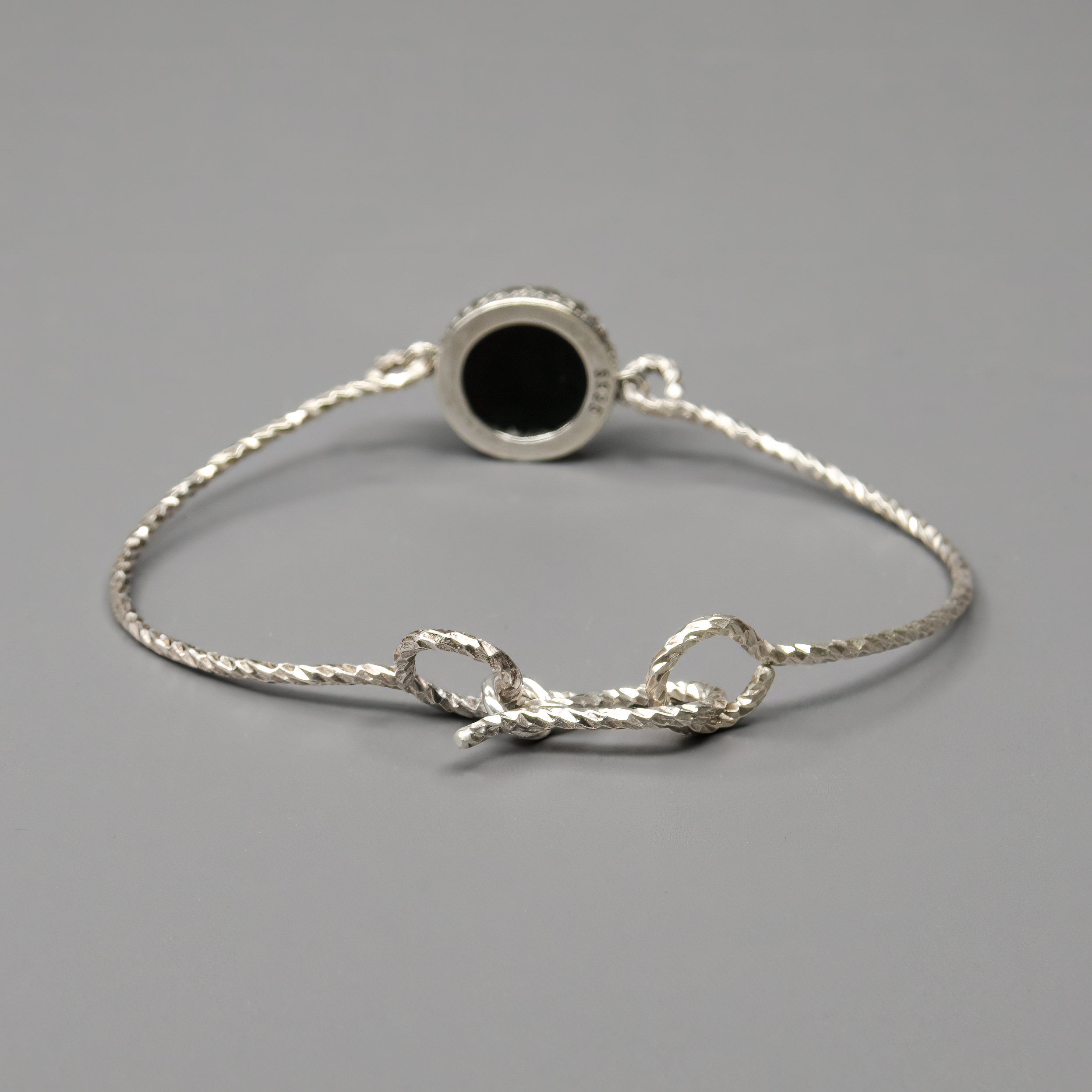 צמיד כסף בעיצוב נוקשה ונקי, משובץ באבן אוניקס בגוון שחור עמוק ומבריק. עבודת יד קפדנית עם תשומת לב לפרטים הקטנים. האוניקס מעניק מראה עוצמתי, מאוזן ואלגנטי. הצמיד נוח לענידה, קל לשילוב עם תכשיטים נוספים ומתאים גם לסגנון בוהו-שיק וגם למראה יוקרתי ומוקפד. בחירה מושלמת לאישה שמחפשת תכשיט עם עוצמה פנימית ונוכחות שקטה.

