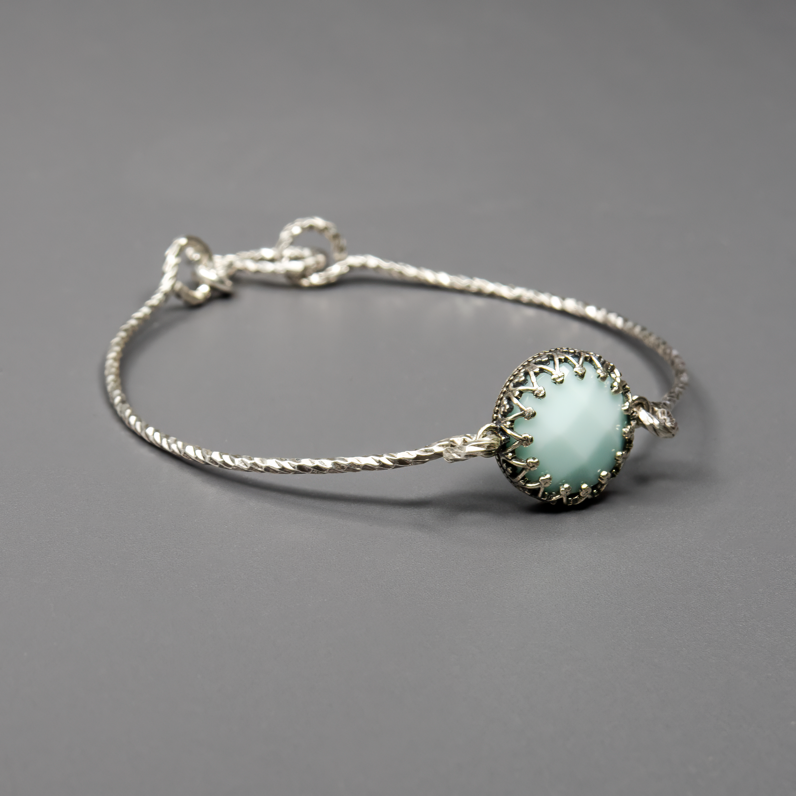 תכשיט עם נוכחות אלגנטית – צמיד כסף קשיח בעיצוב נקי ומודרני, משובץ באופליט בגוון לבן-תכלת עם ברק פניני רך. האבן הסינתטית יוצרת אפקט עדין של אור וזוהר פנימי, ומעניקה תחושת רוגע וחיבור פנימי. הצמיד מתאים במיוחד לאירועים חגיגיים, למתנות יום הולדת או סתם כפינוק עצמי. מתאים לנשים שמעריכות תכשיטים בעיצוב מתוחכם אך רגוע. גימור מדויק, איכות גבוהה ונוחות מרבית.

