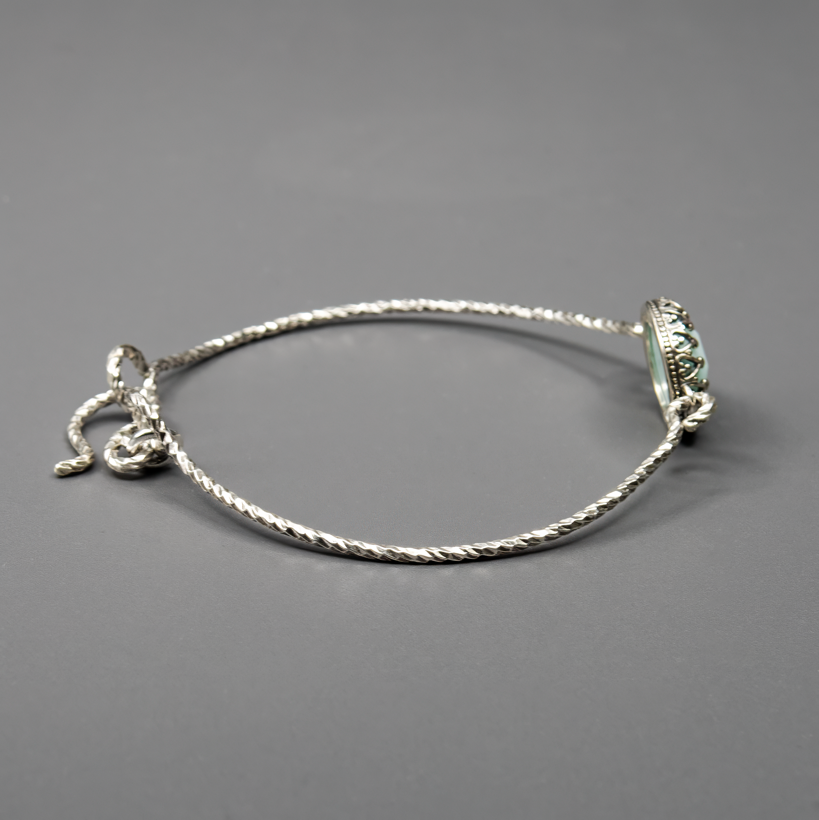 צמיד כסף קשיח משובץ באבן אופליט בגוון לבן-תכלת, המשלבת מראה פנינה חלומית עם ברק קליל. עיצוב שמשלב ניחוח של טבע עם תחכום עכשווי – מתאים לנשים בכל גיל. האבן מוסיפה מגע של רכות ונשיות, והכסף מעניק יציבות וברק נקי. מושלם ללבישה יומיומית או כאביזר מעודן להופעה אלגנטית. תכשיט בעבודת יד שמשדר סטייל מינימליסטי עם נוכחות עדינה. מתנה נהדרת שמביעה רגישות וטעם משובח.

