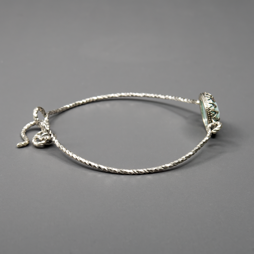 צמיד כסף קשיח משובץ באבן אופליט בגוון לבן-תכלת, המשלבת מראה פנינה חלומית עם ברק קליל. עיצוב שמשלב ניחוח של טבע עם תחכום עכשווי – מתאים לנשים בכל גיל. האבן מוסיפה מגע של רכות ונשיות, והכסף מעניק יציבות וברק נקי. מושלם ללבישה יומיומית או כאביזר מעודן להופעה אלגנטית. תכשיט בעבודת יד שמשדר סטייל מינימליסטי עם נוכחות עדינה. מתנה נהדרת שמביעה רגישות וטעם משובח.

