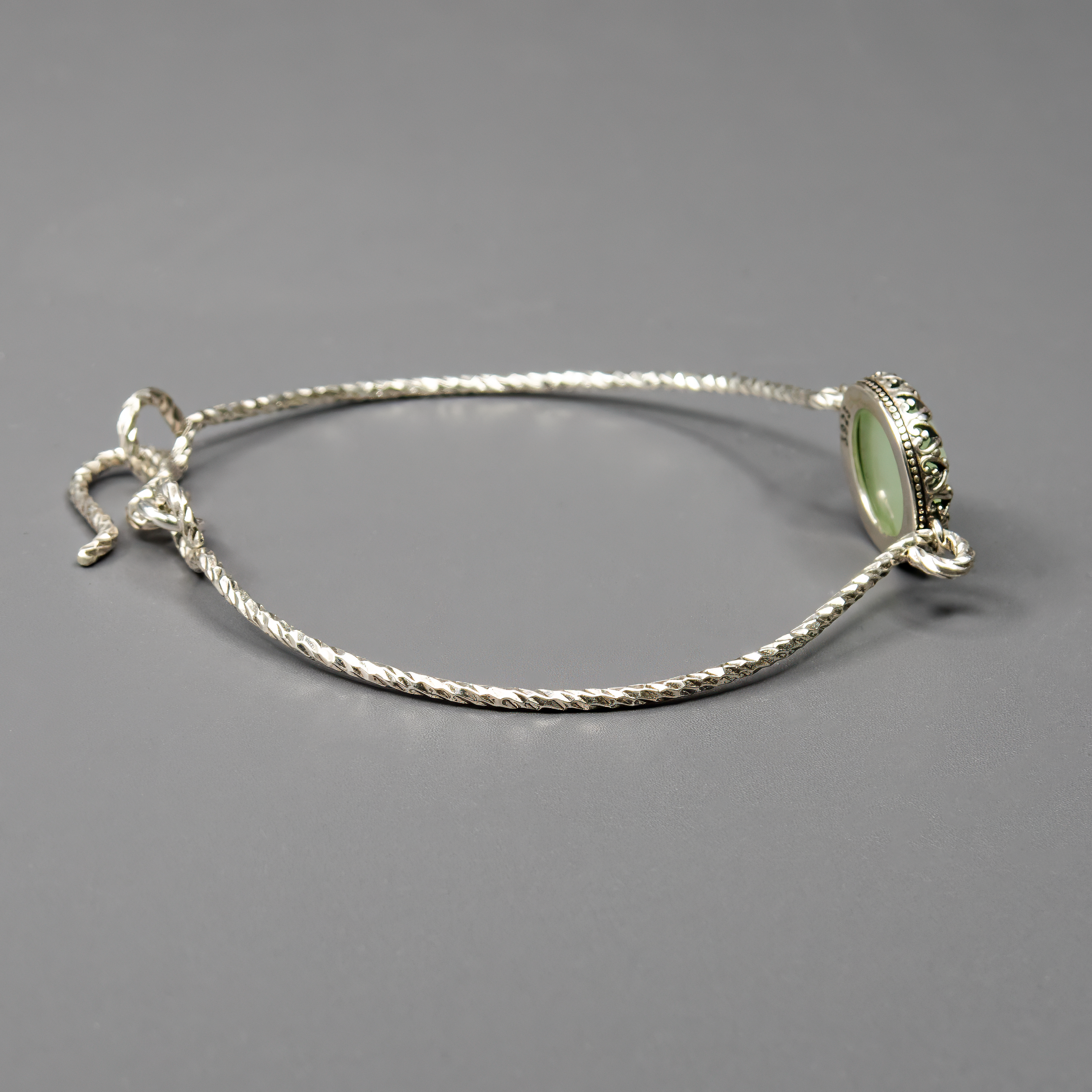צמיד קשיח מכסף 925 עם שיבוץ אופליט ירוק במראה מרגיע ועדין. האבן משדרת איזון, רוגע ותחושת טבע. תכשיט בעבודת יד שמתאים לנשים שאוהבות עיצוב נקי ומדויק עם נגיעה של צבע רך. מושלם כמתנה רומנטית או מתנה לעצמך.

