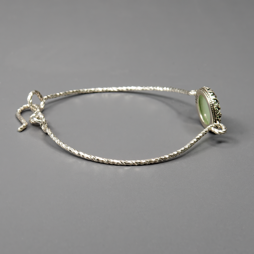 צמיד קשיח מכסף 925 עם שיבוץ אופליט ירוק במראה מרגיע ועדין. האבן משדרת איזון, רוגע ותחושת טבע. תכשיט בעבודת יד שמתאים לנשים שאוהבות עיצוב נקי ומדויק עם נגיעה של צבע רך. מושלם כמתנה רומנטית או מתנה לעצמך.

